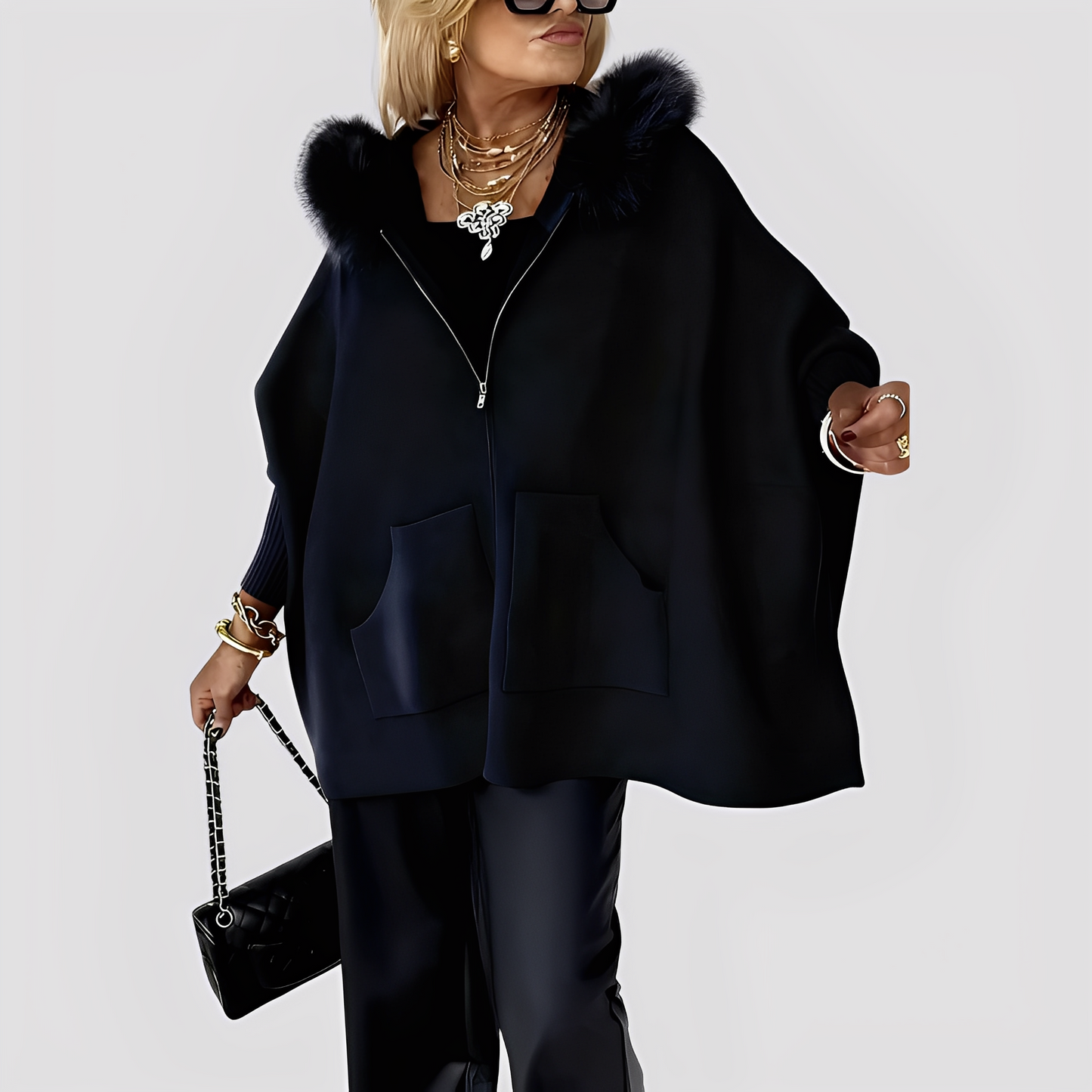 Elvena - Muotitietoinen tekoturkistakki hupulla naisille