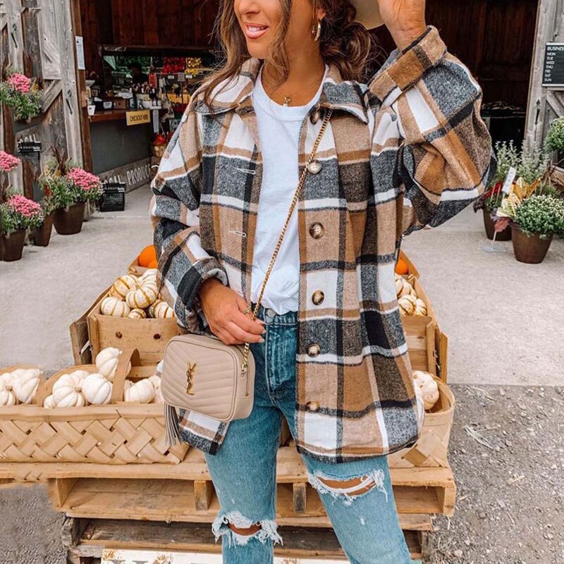 Anna – Oversize Flanellipaita trendissä