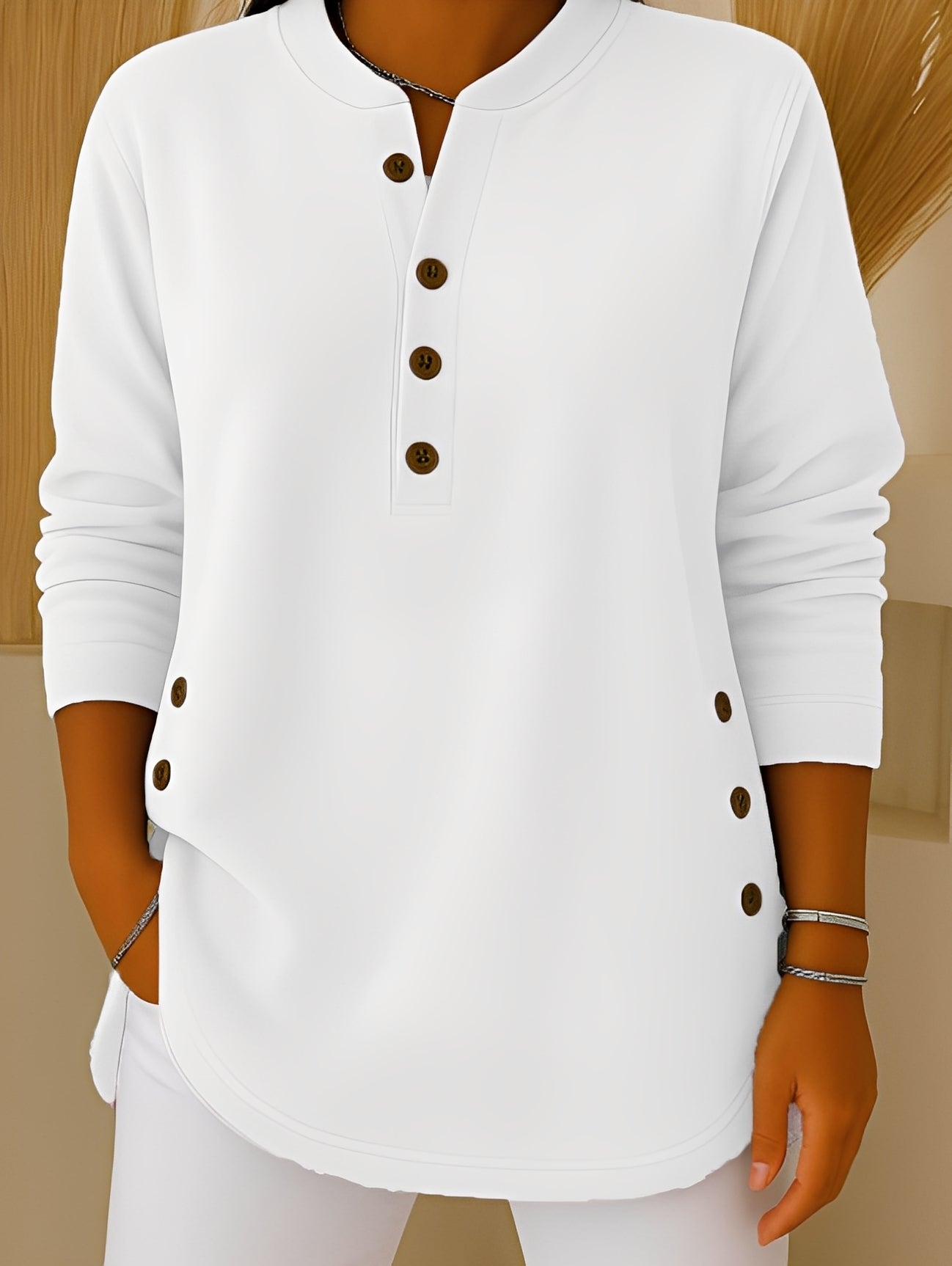 Jocelyn - Rento neulepusero nappien kanssa naisille