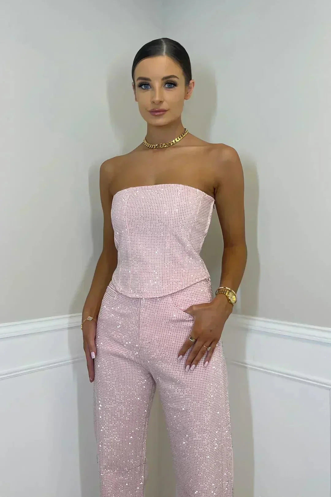 Selina – Olkaimeton haalari – Loistava sisäänpääsy kiiltävällä materiaalilla