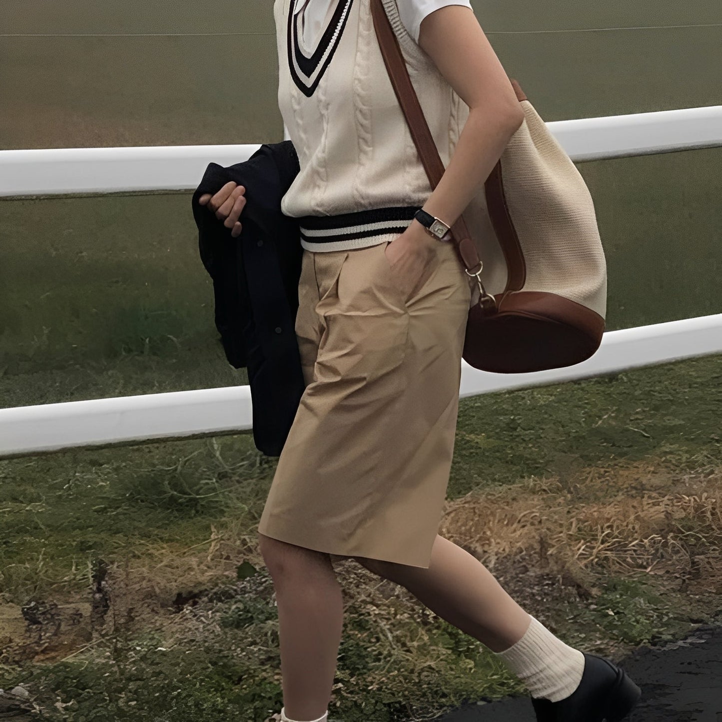 Leona - Klassinen neuleliivi V-kauluksella naisille