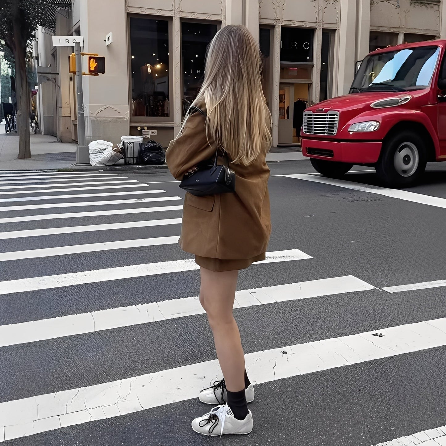 Ashlea - Tyylikäs bleiseri kauluksella ja hame naisille