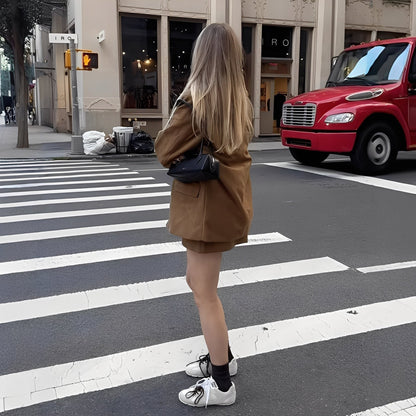 Ashlea - Tyylikäs bleiseri kauluksella ja hame naisille