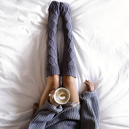 Shannon - Lämpimät, polvenpituiset sukat karvapallolla naisille