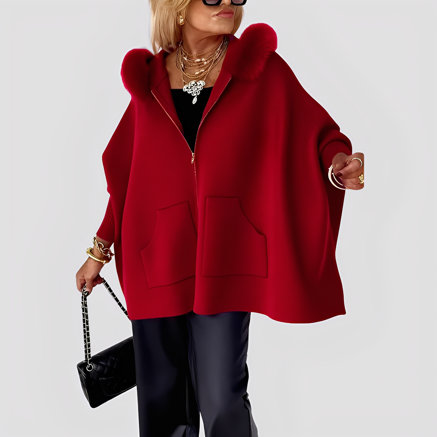 Elvena - Muotitietoinen tekoturkistakki hupulla naisille