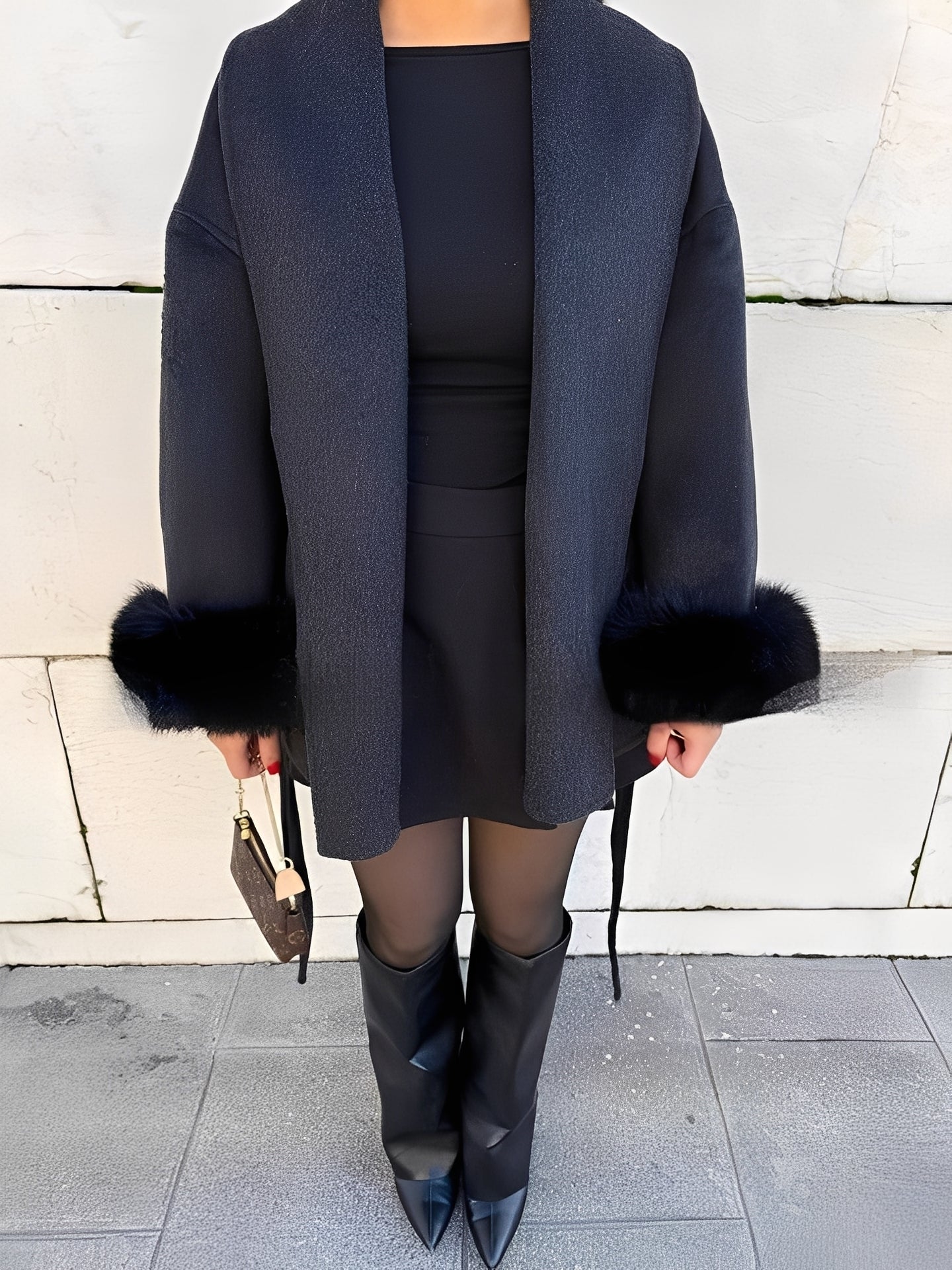 Armani - Tyylikäs, elegantti, turkisreunainen pitkä takki naisille