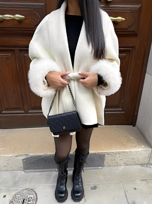 Armani - Tyylikäs, elegantti, turkisreunainen pitkä takki naisille