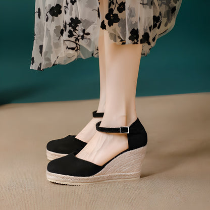 Yasmine - Trendikkäät kiilakorkosandaalit naisille