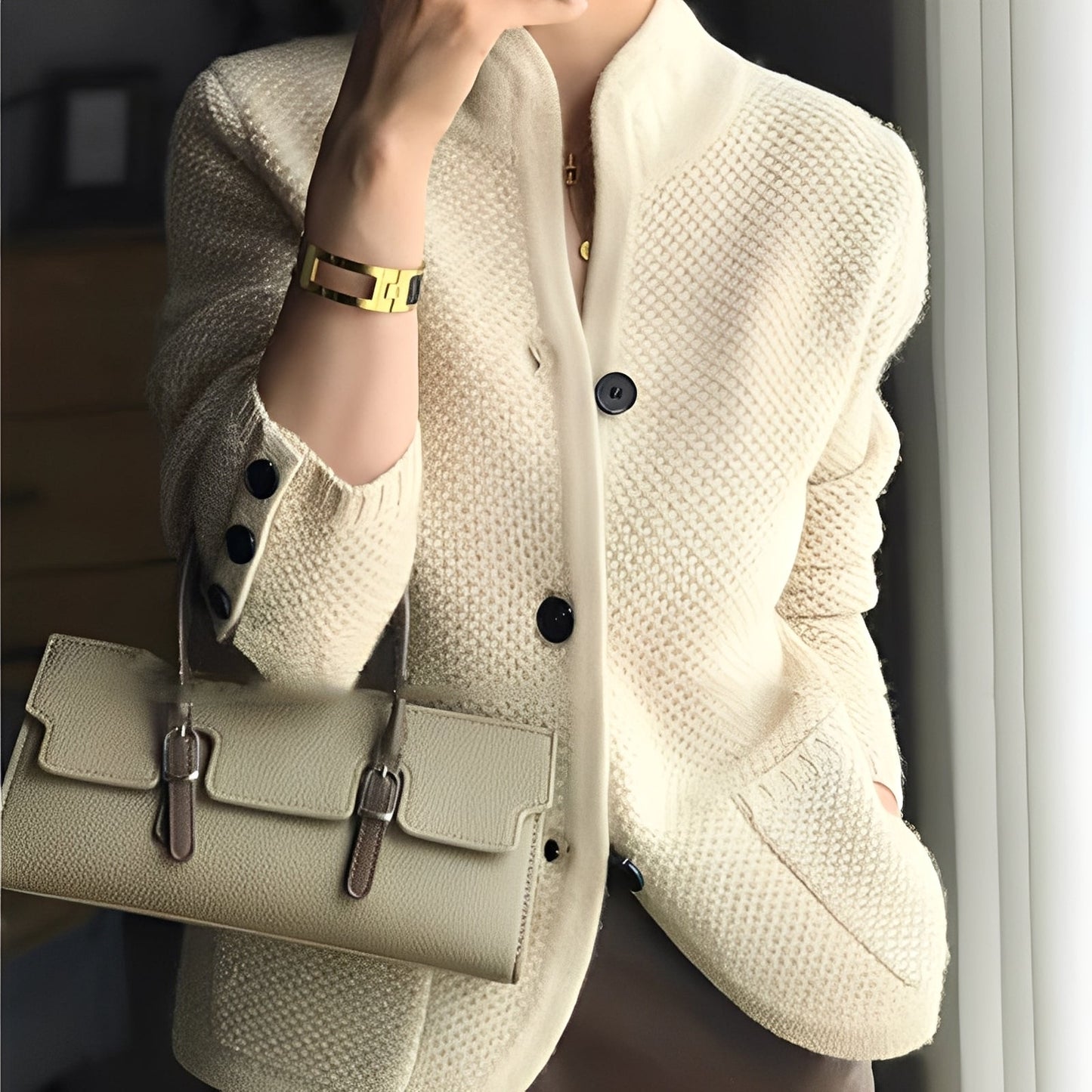 Arlette - Neuletakki nappilistalla naisille