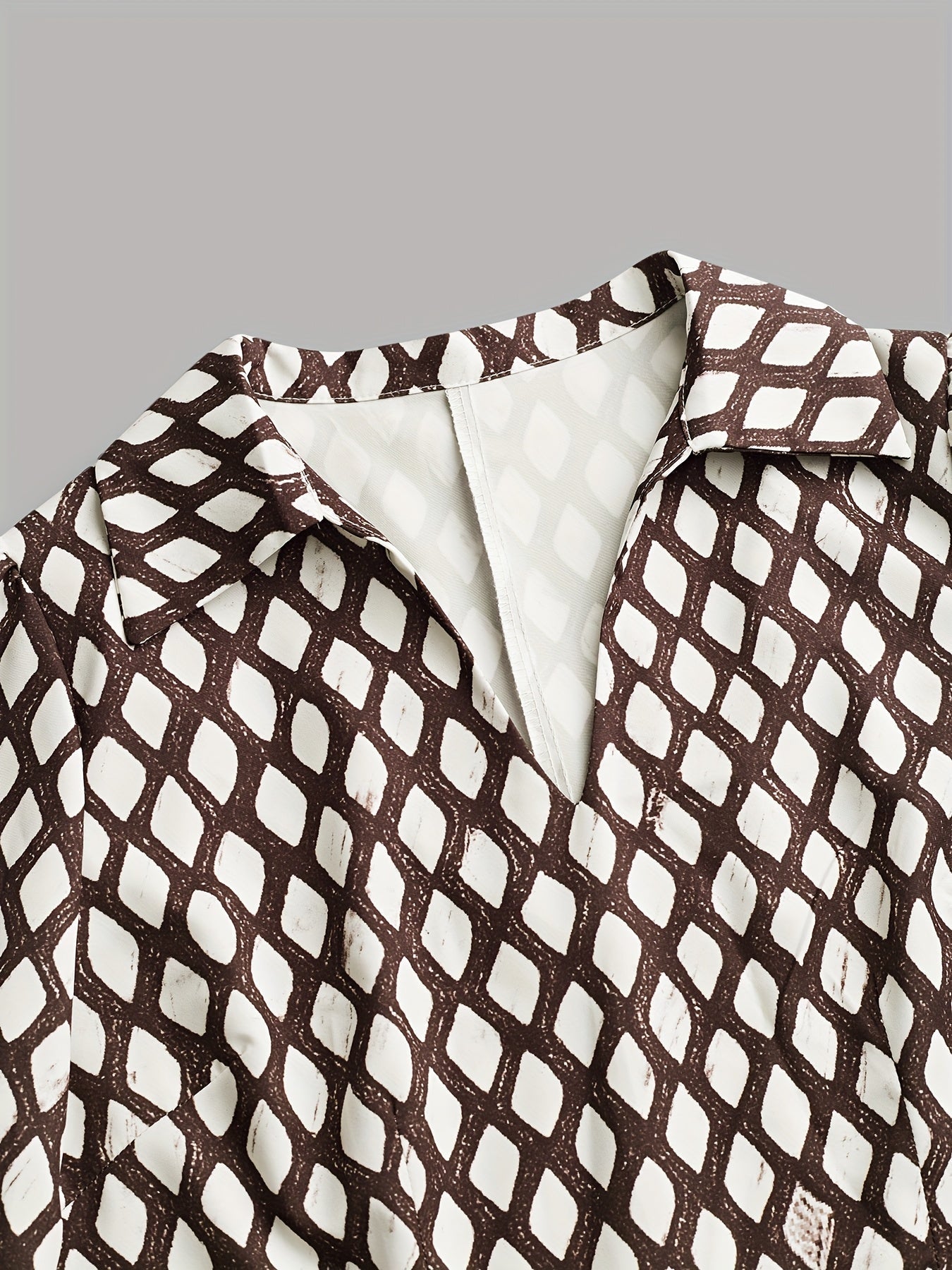 Bella - Tyylikäs rombikuosisella mekolla ja vyötärölle istuvalla leikkauksella