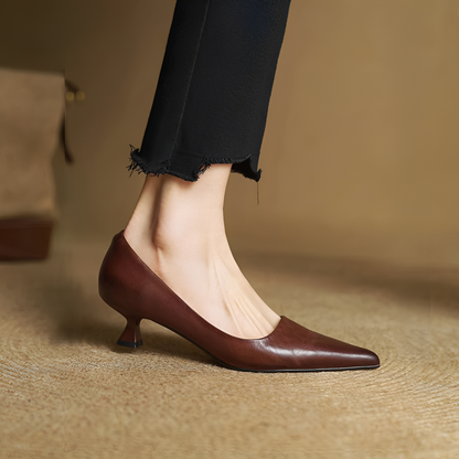 Rhea - Elegantit nahkakorkokengät teräväkärkisellä varpaanosalla naisille