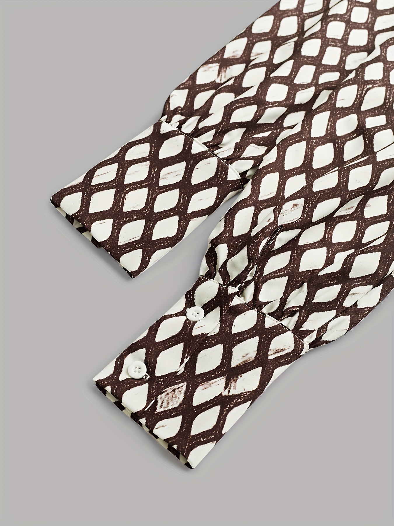 Bella - Tyylikäs rombikuosisella mekolla ja vyötärölle istuvalla leikkauksella